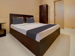 ein Schlafzimmer mit einem großen Bett in einem Zimmer in der Unterkunft Collection O Aqualura Verem Rd in Goa + 22 Fotos