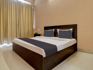 ein Schlafzimmer mit einem großen Bett in einem Zimmer in der Unterkunft Collection O Aqualura Verem Rd in Goa