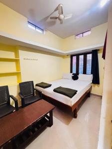 Ένα ή περισσότερα κρεβάτια σε δωμάτιο στο Raghavi homestay Hampi