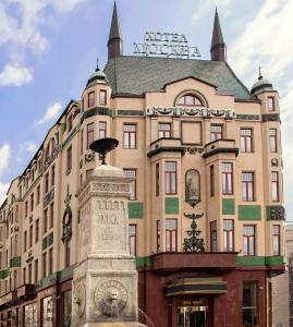 un grande edificio con una statua davanti di Hotel Moskva a Belgrado