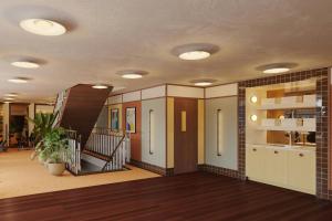 een kamer met een gang met een trap en lichten bij Sheraton Stockholm Hotel in Stockholm