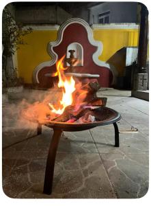 a fire is burning in a fire pit at Casa tipo colonial en las faldas del cerro del baul in Quetzaltenango