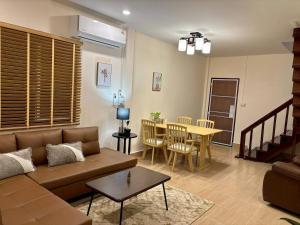 una sala de estar con un sofá y una mesa en Golden Heaven, en Suratthani