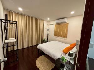 Una pequeña habitación con una cama y una ventana. en Golden Heaven, en Suratthani