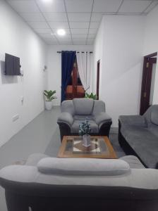 Una sala de estar con un sofá y una mesa de café. en Casa Tranquila, en Talalla South