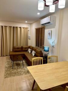 una sala de estar con un sofá y una mesa en Golden Heaven, en Suratthani
