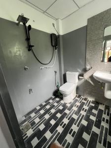 Un baño con un inodoro blanco y un lavabo. en Casa Tranquila, en Talalla South 11 fotos más