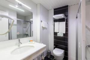 een witte badkamer met een wastafel en een toilet bij Galaxy Beach Hotel Alanya in Mahmutlar