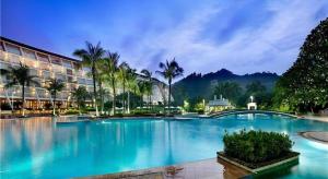 a large swimming pool in front of a hotel at Dongguan MCB Lake Hotel in Dongguan
