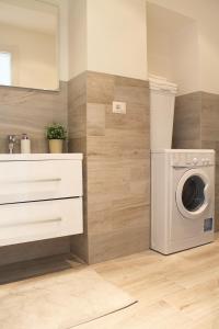 a laundry room with a washing machine and a sink at meschihouse - Da Vinci 35 in Lecco