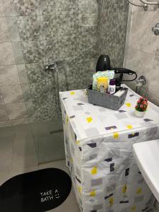 ズヴォルニクにあるApartman Hram Zvornikのトイレットペーパーで覆われたテーブルのあるバスルーム