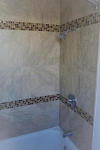 y baño con ducha, bañera y lavamanos. en Las Palmas Hotel, en Los Ángeles 46 fotos más