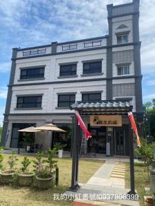 un gran edificio con banderas delante en 散步的喵, en Tung-chou