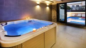 uma banheira de hidromassagem num quarto com duas piscinas em Villa M em Split