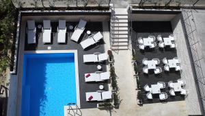 斯普利特Villa M的享有带桌椅的游泳池的顶部景致