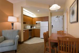 A kitchen or kitchenette at staySky Suites I-Drive Orlando Near Universal