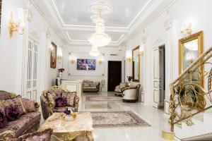 ein großes Wohnzimmer mit Kronleuchter in der Unterkunft De Versal in Odessa