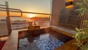 Η ανατολή ή δύση του ηλίου όπως φαίνεται από αυτό το ξενοδοχείο ή από εκεί κοντά