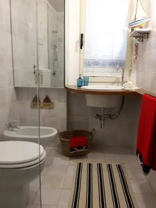 サンピエリにあるMaredentroのバスルーム(トイレ、洗面台、鏡付)