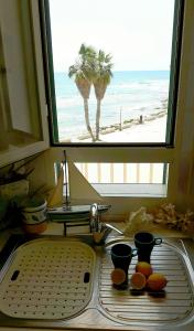 サンピエリにあるMaredentroのビーチを望む窓付きのキッチンシンク