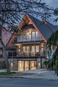 a large house with a gambrel roof at Villa Wierchy in Zakopane