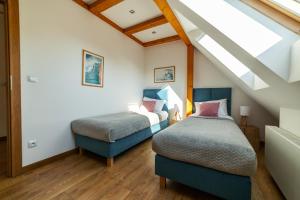 2 camas en una habitación con ático en SURF STYLE APARTAMENT, en Muszyna