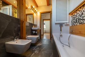 Un baño con lavabo, bañera e inodoro. en SURF STYLE APARTAMENT, en Muszyna 45 fotos más