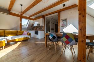 una sala de estar con un sofá y una mesa en SURF STYLE APARTAMENT, en Muszyna