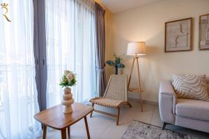 Χώρος καθιστικού στο The Palm Retreat 1BR in St Regis Residences Saadiyat +56 φωτογραφίες