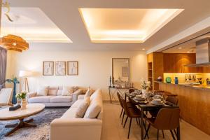 Un lugar para sentarse en 1BR with Balcony in St Regis Residences