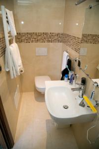 een badkamer met een witte wastafel en een toilet bij Hotel Villa Bianca Resort in Taormina +28 foto's