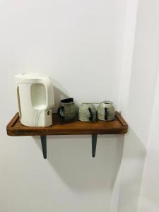 Una tostadora blanca sobre un estante de madera en Rhythm Transit Hotel - Near Airport, en Katunayake 56 fotos más