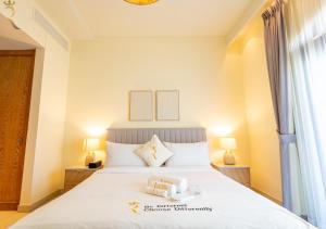 Ένα ή περισσότερα κρεβάτια σε δωμάτιο στο The Palm Retreat 1BR in St Regis Residences Saadiyat