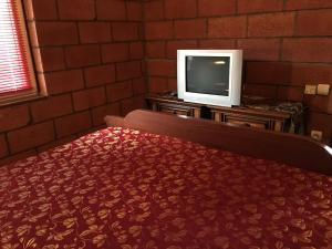 um quarto com uma cama e uma televisão numa mesa em Lavanda City em Sevan
