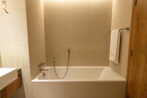 Vannituba majutusasutuses The Palm Retreat 1BR in St Regis Residences Saadiyat