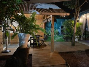 un patio con una mesa y una maceta en chalet atypique, en Saint-Pierre