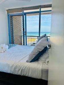 ニューカッスルにあるBeachfront Getaway with Views, Pool & Tennis Courtの海の見えるベッドのある寝室 +46枚の写真