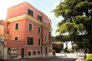 チボリにあるPalazzo Santoriのピンクの建物