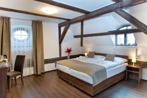 Łóżko lub łóżka w pokoju w obiekcie Hotel U Hada Žatec