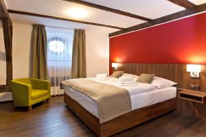 Łóżko lub łóżka w pokoju w obiekcie Hotel U Hada Žatec