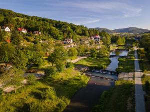 una vista aérea de un río en una localidad en SURF STYLE APARTAMENT, en Muszyna