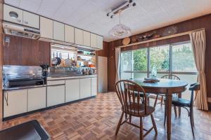 Kuchyň nebo kuchyňský kout v ubytování inside the drama 伊東 大室山