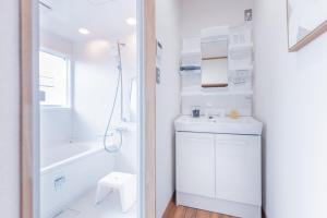 Koupelna v ubytování inside the drama 伊東 大室山 + 25 fotografií