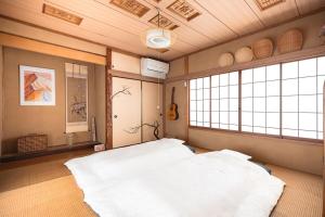 Postel nebo postele na pokoji v ubytování inside the drama 伊東 大室山