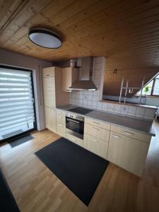 una cocina con fregadero y estufa horno superior en Ferien/Monteur Wohnung Gapp, en Bad Waldsee
