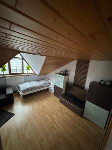 Una gran sala de estar con un sofá y un televisor. en Ferien/Monteur Wohnung Gapp, en Bad Waldsee