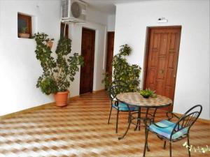 un tavolo e sedie in una stanza con piante di Villa Dora Studios a Mpatsi (Batsi) Altre 79 foto
