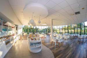 A restaurant or other place to eat at Mercure Poitiers Site du Futuroscope