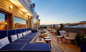 ein Restaurant mit blauen Tischen und Stühlen auf einem Balkon in der Unterkunft Delamar 4*Sup-Adults only (18+) in Lloret de Mar