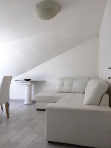リッチョーネにあるAppartamenti Via Galileo 7 Riccioneの白いリビングルーム(白いソファ、テーブル付)